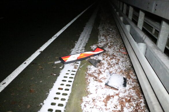 Fahrerflucht: Fahrzeug überfährt Warnbaken auf A30, Trümmerteile beschädigen zwei PKW