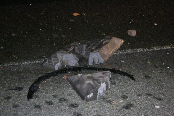 Fahrerflucht: Fahrzeug überfährt Warnbaken auf A30, Trümmerteile beschädigen zwei PKW