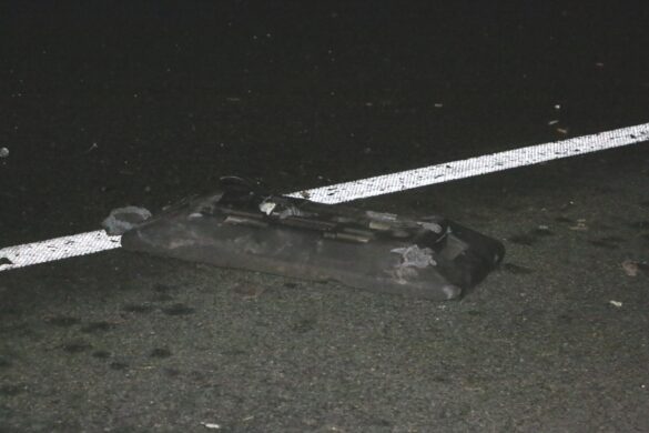 Fahrerflucht: Fahrzeug überfährt Warnbaken auf A30, Trümmerteile beschädigen zwei PKW