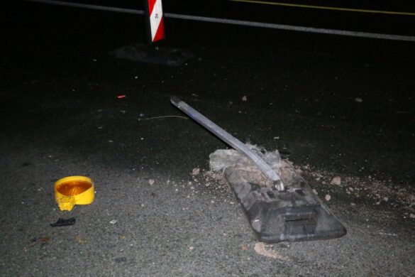 Fahrerflucht: Fahrzeug überfährt Warnbaken auf A30, Trümmerteile beschädigen zwei PKW