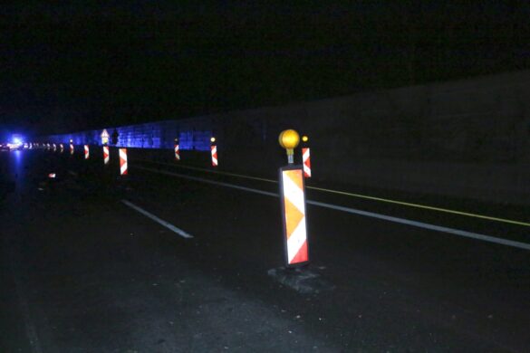 Fahrerflucht: Fahrzeug überfährt Warnbaken auf A30, Trümmerteile beschädigen zwei PKW