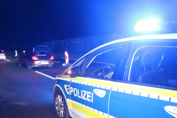 Fahrerflucht: Fahrzeug überfährt Warnbaken auf A30, Trümmerteile beschädigen zwei PKW