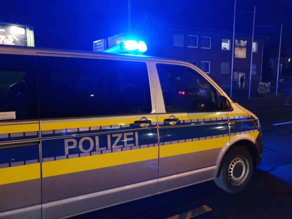 Auto und Fussgängerin stoßen an Pagenstecherstraße zusammen. / Foto: Heiko Westermann Auto und Fußgängerin stoßen an Pagenstecherstraße zusammen