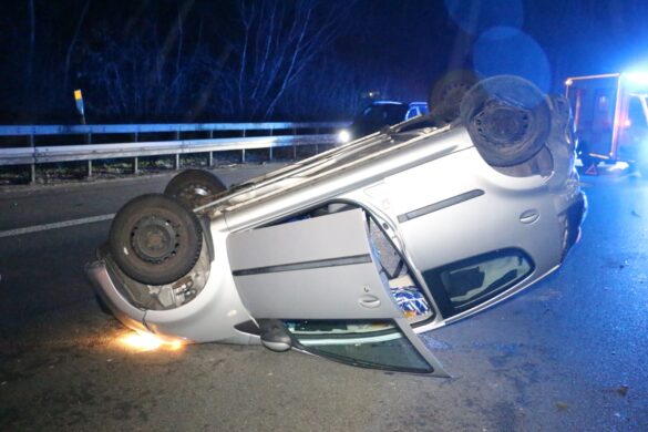 PKW überschlägt sich nach Kollision auf Autobahn 30 und bleibt kopfüber liegen