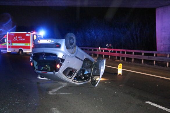 PKW überschlägt sich nach Kollision auf Autobahn 30 und bleibt kopfüber liegen