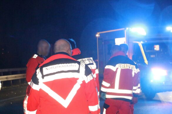 PKW überschlägt sich nach Kollision auf Autobahn 30 und bleibt kopfüber liegen