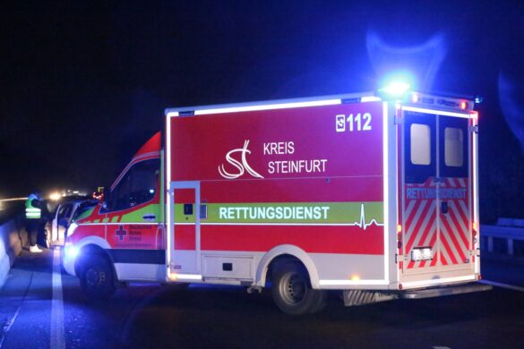 PKW überschlägt sich nach Kollision auf Autobahn 30 und bleibt kopfüber liegen