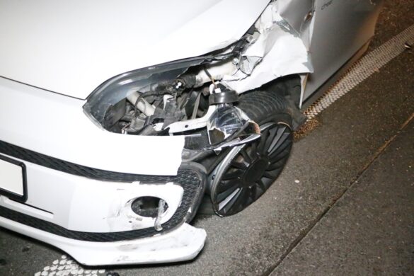 PKW überschlägt sich nach Kollision auf Autobahn 30 und bleibt kopfüber liegen