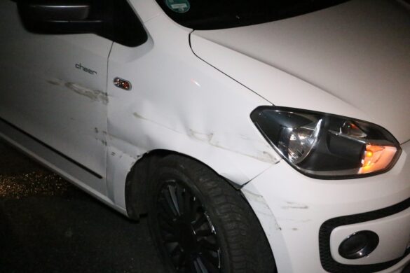 PKW überschlägt sich nach Kollision auf Autobahn 30 und bleibt kopfüber liegen