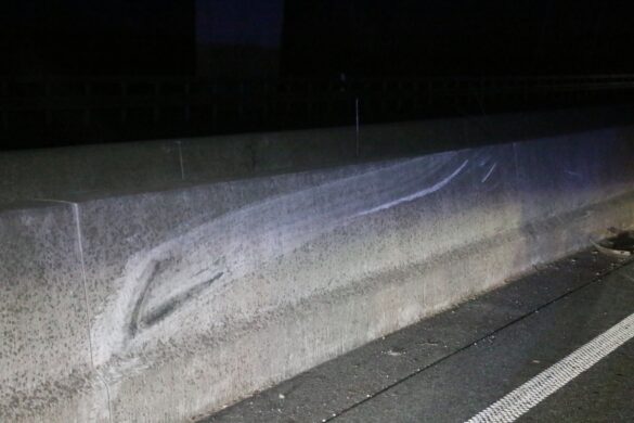 PKW überschlägt sich nach Kollision auf Autobahn 30 und bleibt kopfüber liegen