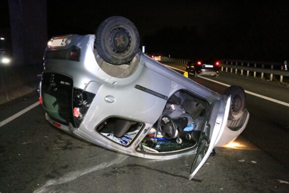 PKW überschlägt sich nach Kollision auf Autobahn 30 und bleibt kopfüber liegen
