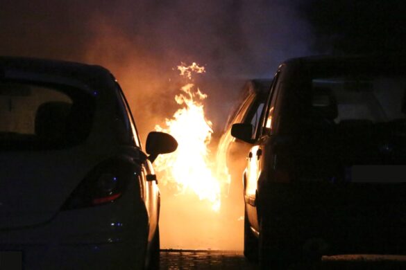 Gemeldeter Dachstuhlbrand entpuppt sich als PKW-Brand. / Foto: Heiko Westermann Gemeldeter Dachstuhlbrand entpuppt sich als PKW in Flammen
