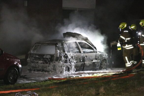 Gemeldeter Dachstuhlbrand entpuppt sich als PKW-Brand. / Foto: Heiko Westermann Gemeldeter Dachstuhlbrand entpuppt sich als PKW in Flammen