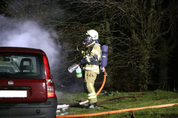 Gemeldeter Dachstuhlbrand entpuppt sich als PKW-Brand. / Foto: Heiko Westermann Gemeldeter Dachstuhlbrand entpuppt sich als PKW in Flammen