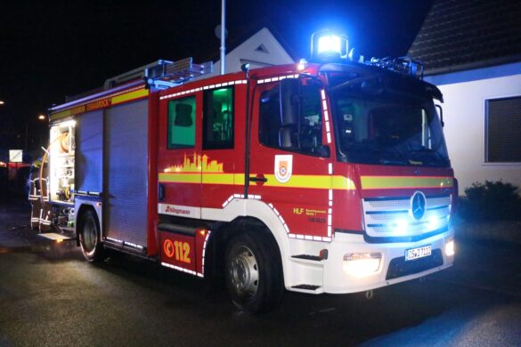 Gemeldeter Dachstuhlbrand entpuppt sich als PKW-Brand. / Foto: Heiko Westermann Gemeldeter Dachstuhlbrand entpuppt sich als PKW in Flammen
