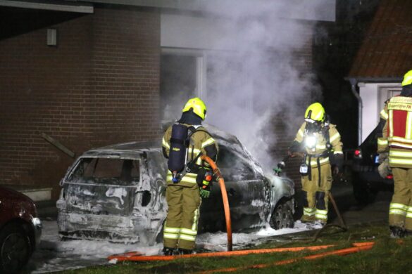 Gemeldeter Dachstuhlbrand entpuppt sich als PKW-Brand. / Foto: Heiko Westermann Gemeldeter Dachstuhlbrand entpuppt sich als PKW in Flammen