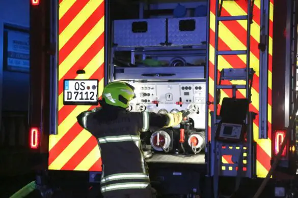 Gemeldeter Dachstuhlbrand entpuppt sich als PKW-Brand. / Foto: Heiko Westermann Gemeldeter Dachstuhlbrand entpuppt sich als PKW in Flammen