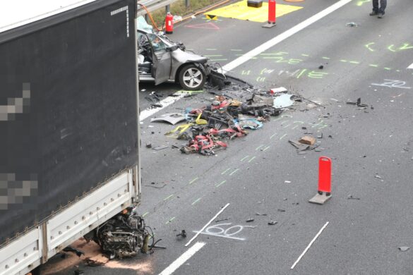 Trümmerteile auf der Fahrbahn