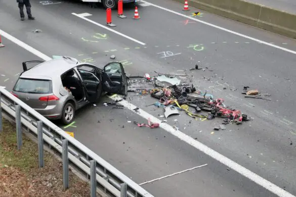 Trümmerfeld zwischen LKW und PKW