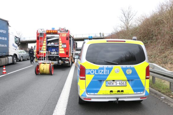 Streifenwagen und Feuerwehrfahrzeug am Einsatzort