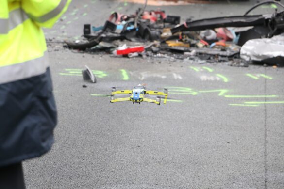 Drohne landet vor Trümmerfeld