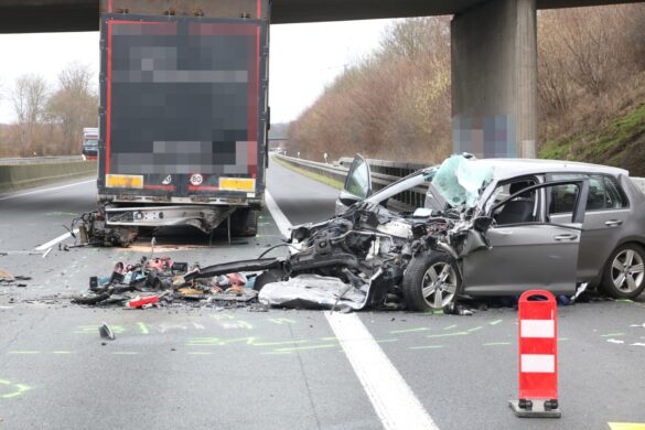 Zerstörte Front des VW Golf mit Blick auf den Auflieger