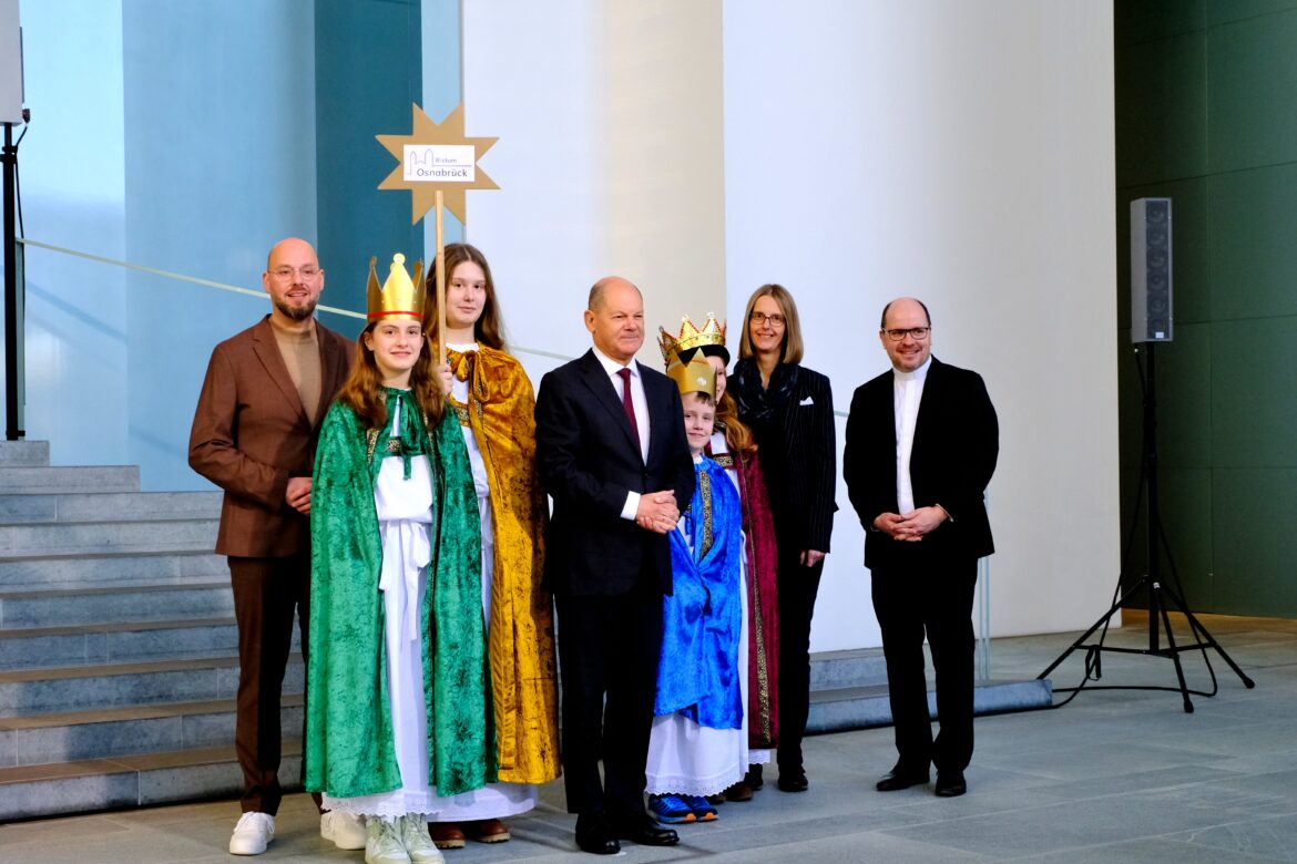 Sternsinger aus dem Bistum Osnabrück überbringen Segen an den Bundeskanzler.