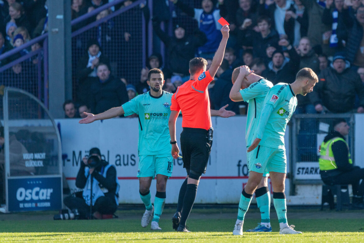 Rote Karte für Kai Klefisch / Foto: IMAGO/Eibner