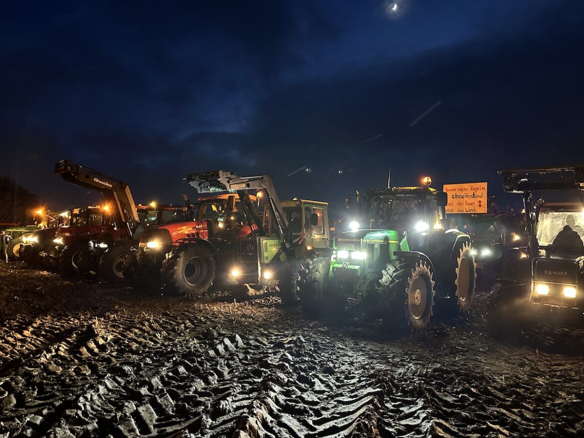 "Lichterfahrt" mit Traktoren auf einem Acker in Wallenhorst (Januar 2024)