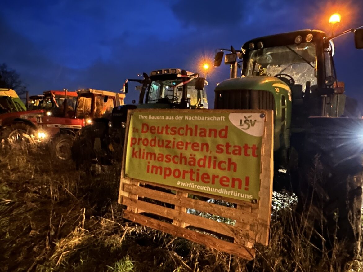 Die Landwirte trafen sich vor der Ausfahrt auf einem Acker in Pye.