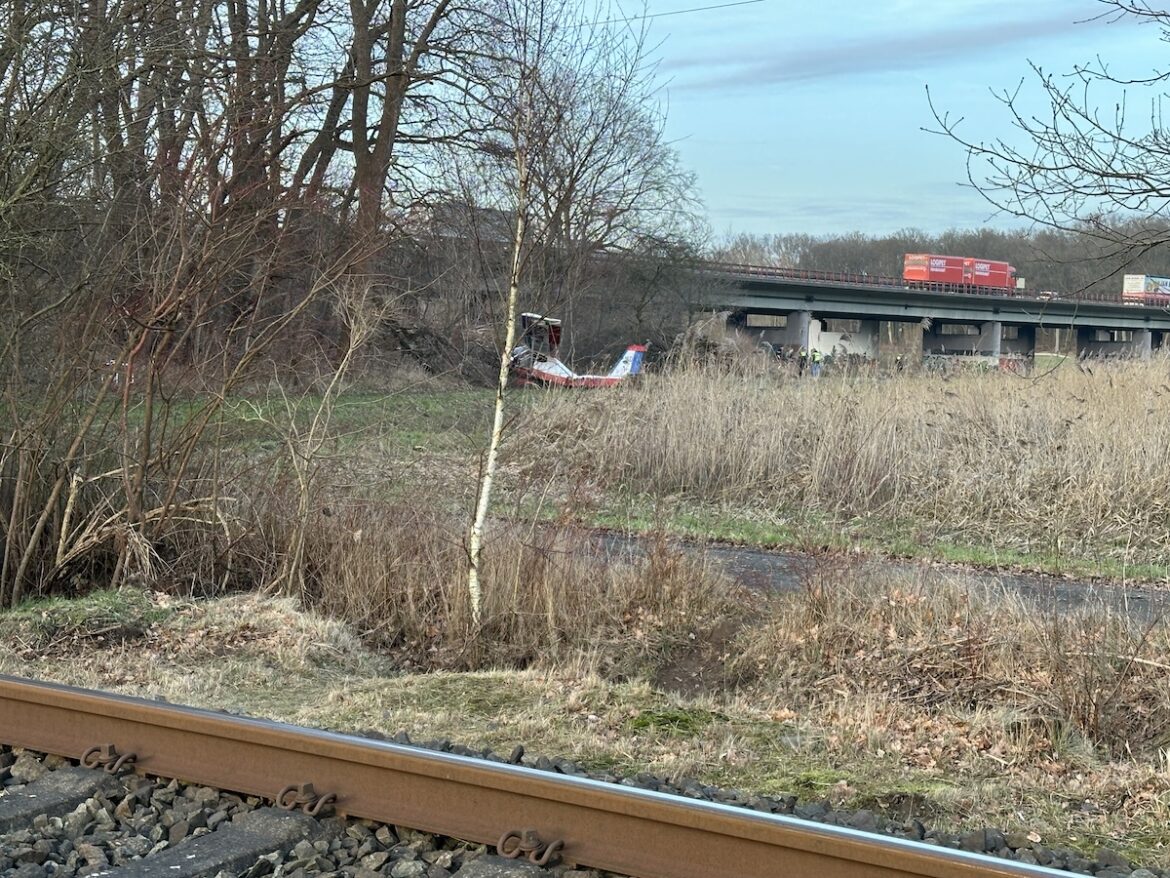Der Absturzort der D-MTIS lag in direkter Nachbarschaft zur Eisenbahnstrecke Osnabrück-Bramsche und der Autobahn A1