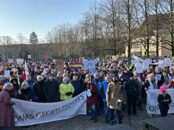 IMG_5384 Demonstration Osnabrück bekennt Farbe – für Demokratie, gegen Faschismus, 27.01.2025, Schlossgarten Osnabrück