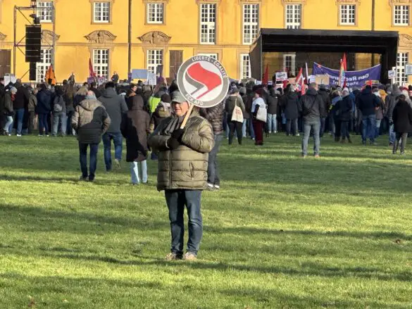 IMG_5402 2 Demonstration Osnabrück bekennt Farbe – für Demokratie, gegen Faschismus, 27.01.2025, Schlossgarten Osnabrück