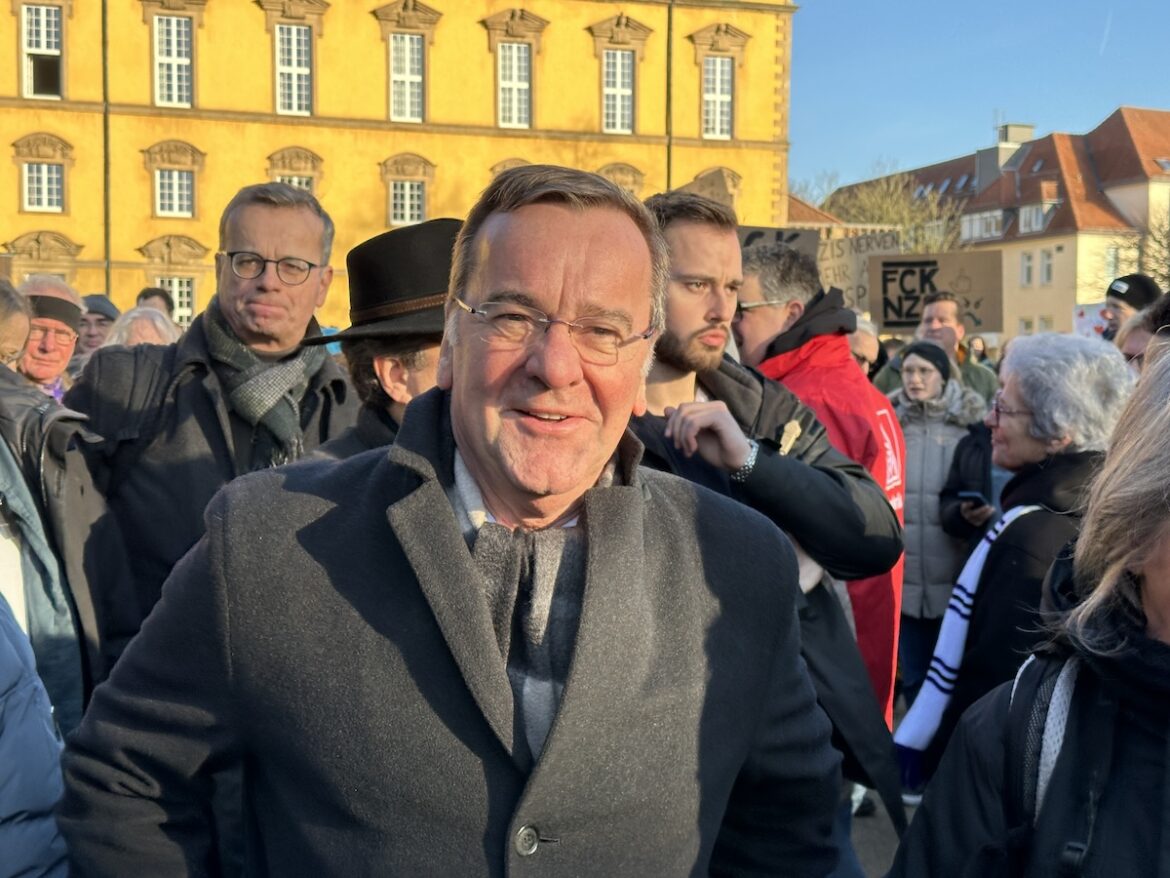 Boris Pistorius auf einer Demonstration in Osnabrück