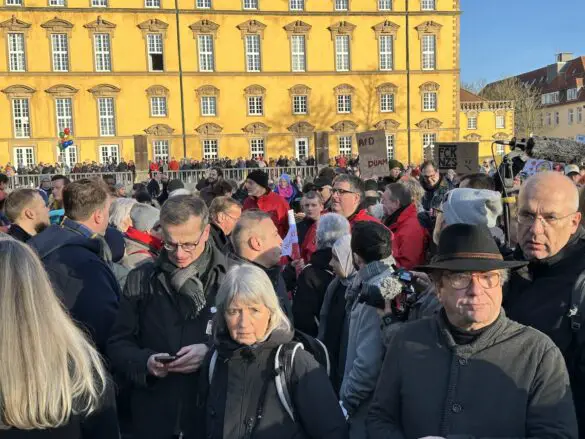 IMG_5424 Demonstration Osnabrück bekennt Farbe – für Demokratie, gegen Faschismus, 27.01.2025, Schlossgarten Osnabrück