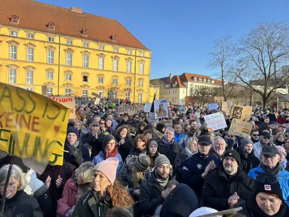 IMG_5479 Demonstration Osnabrück bekennt Farbe – für Demokratie, gegen Faschismus, 27.01.2025, Schlossgarten Osnabrück