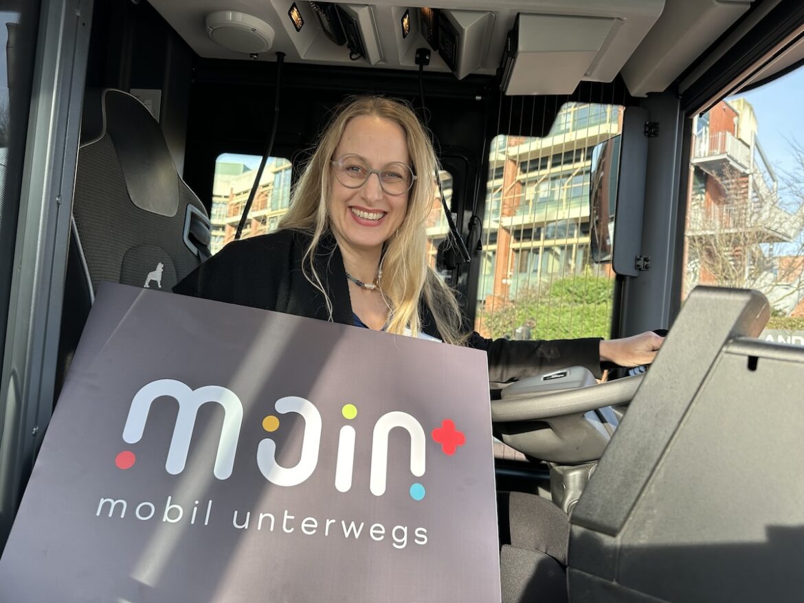Landrätin Anna Kebschull hinter dem Steuer vom MOIN-Schnellbus