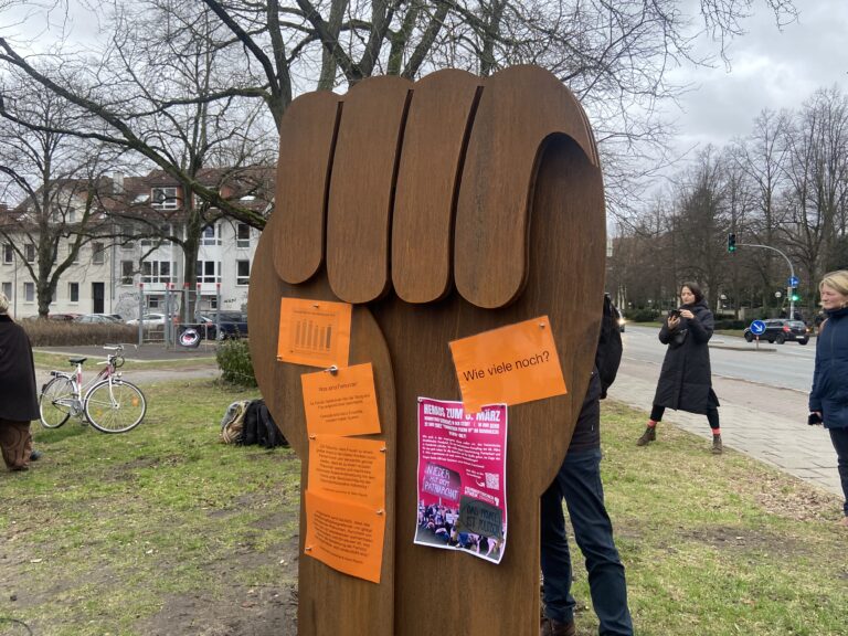 Femizid-Mahnmal am Willy-Brandt-Platz