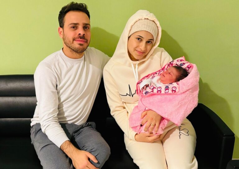 Talin Haj Khalil mit ihren Eltern. / Foto: MHO