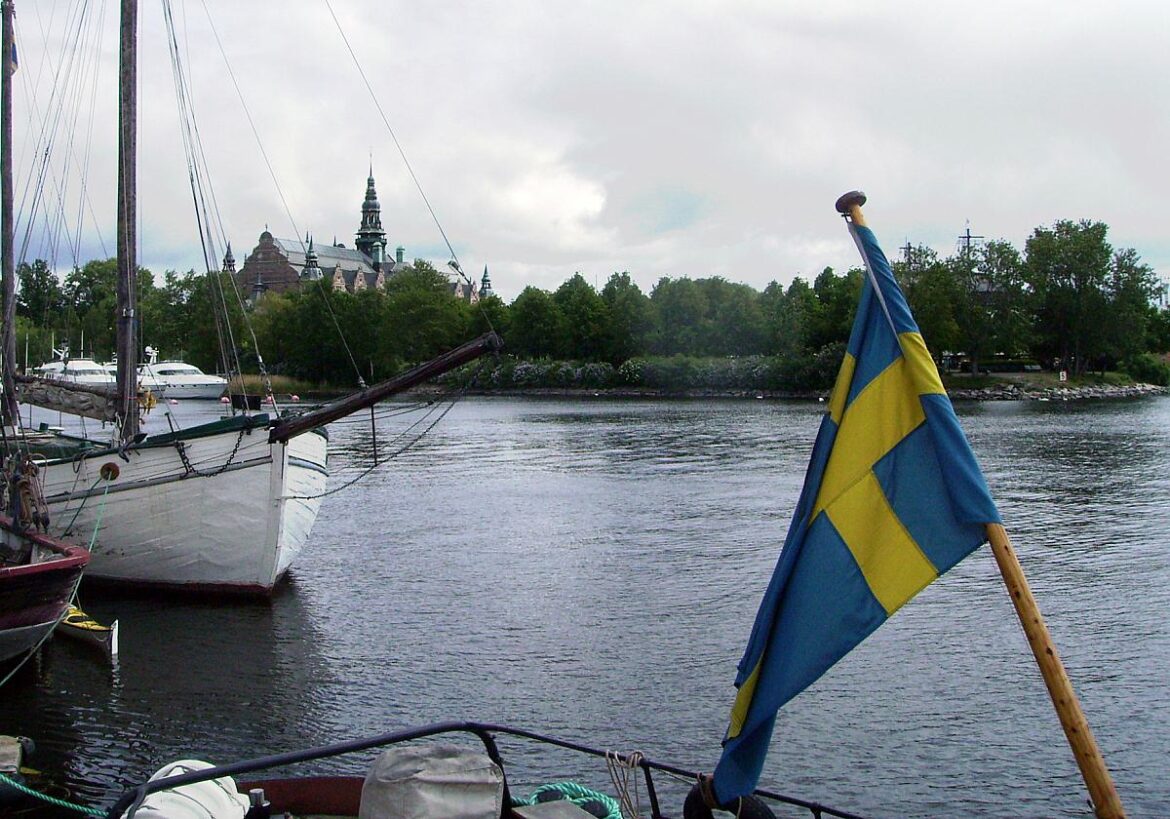 Boot auf einem See mit schwedischer Flagge.