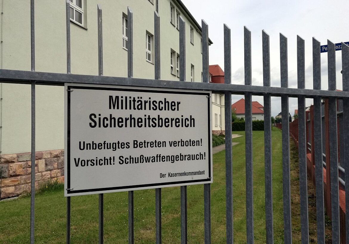 Warnschild Militärischer Sicherheitsbereich