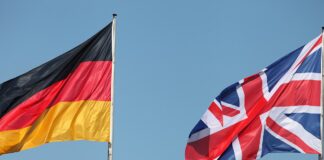 Flaggen von Deutschland und Großbritannien