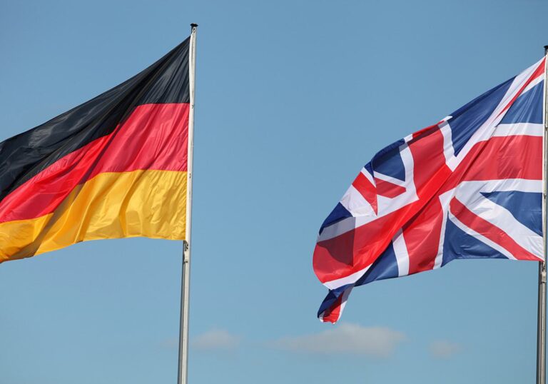 Flaggen von Deutschland und Großbritannien