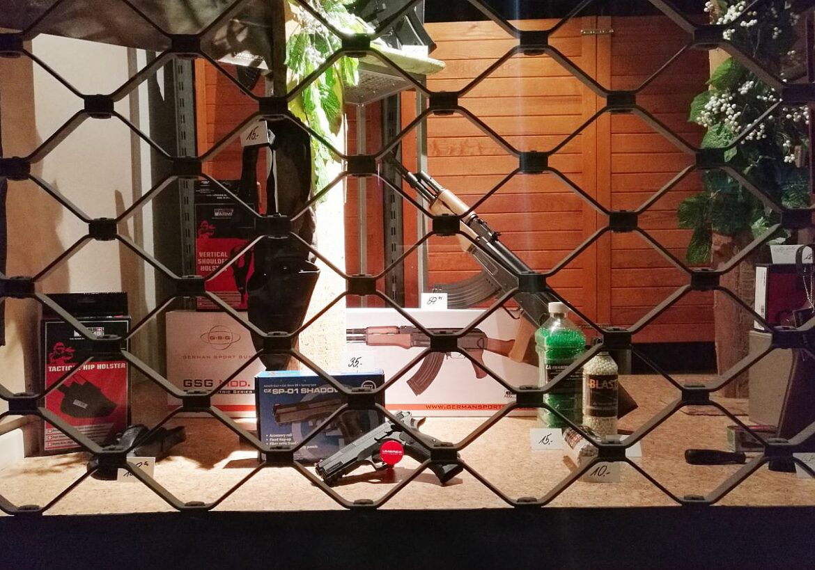 Waffen in einem Schaufenster