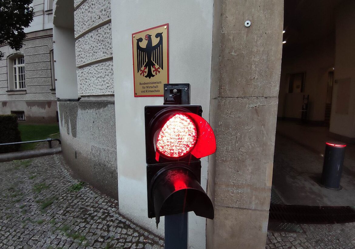Rote Ampel vor dem Bundesministerium für Wirtschaft und Klimaschutz