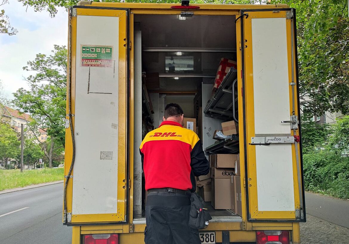 DHL Paketbote
