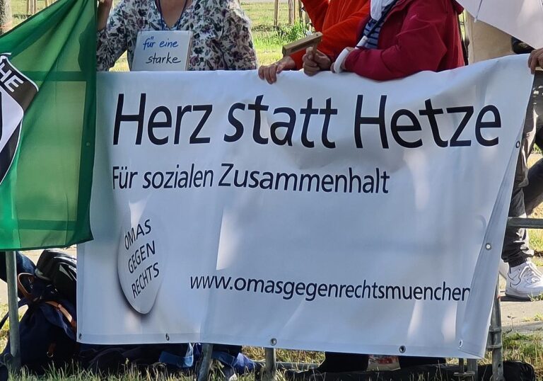 Demo-Banner von Omas gegen rechts