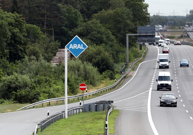 ARAL an einer Autobahn