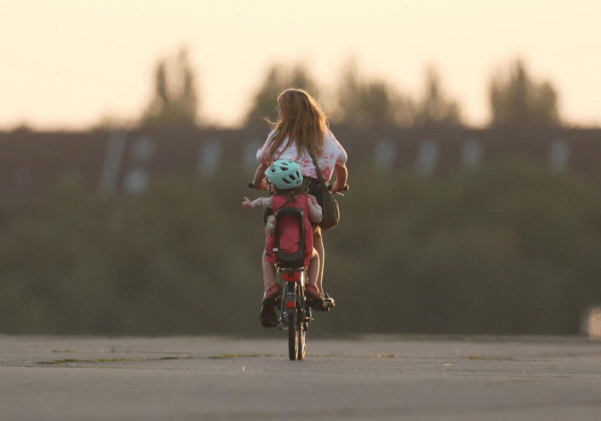 Mutter und Kind auf einem Fahrrad