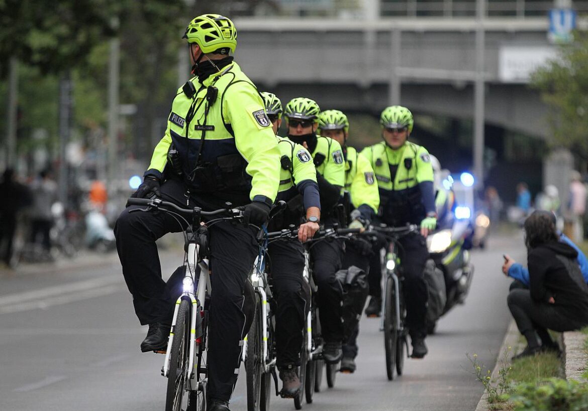 Polizisten auf Fahrrädern
